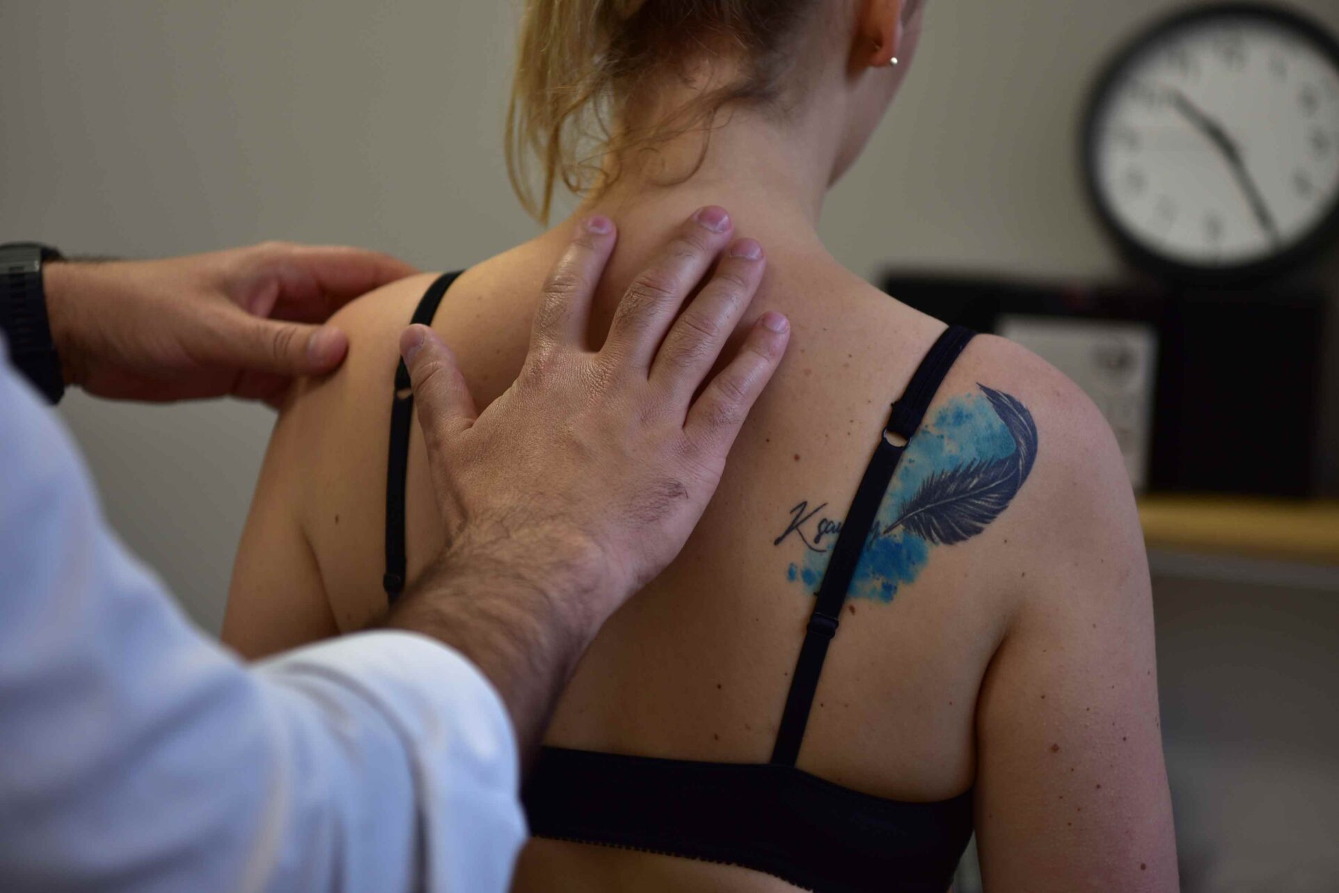 Ból między łopatkami – fizjoterapia okolicy łopatki