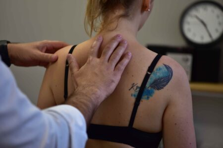 Ból między łopatkami – fizjoterapia okolicy łopatki