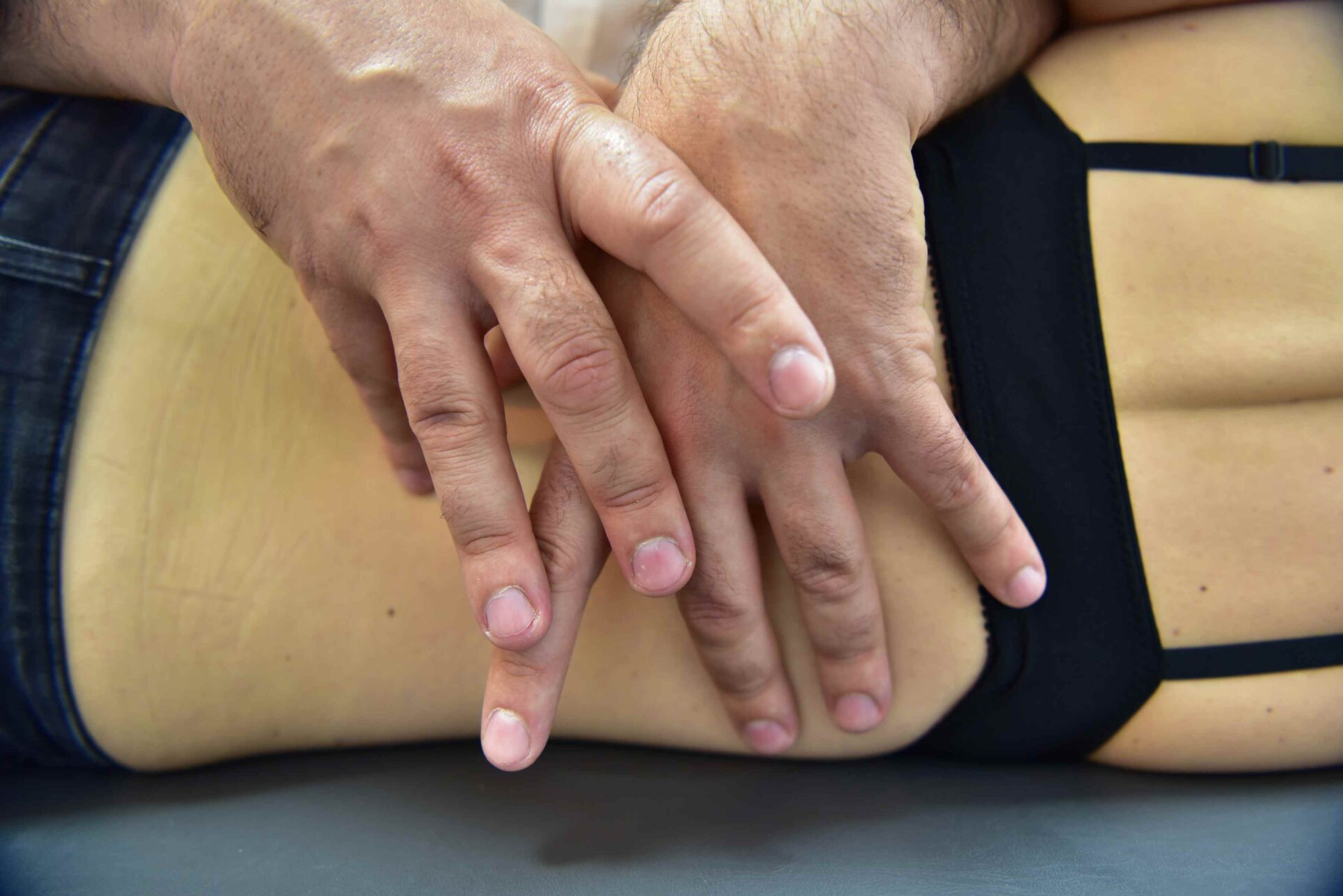 Fizjoterapeuta podczas terapii manualnej pacjenta w gabinecie MediCorp